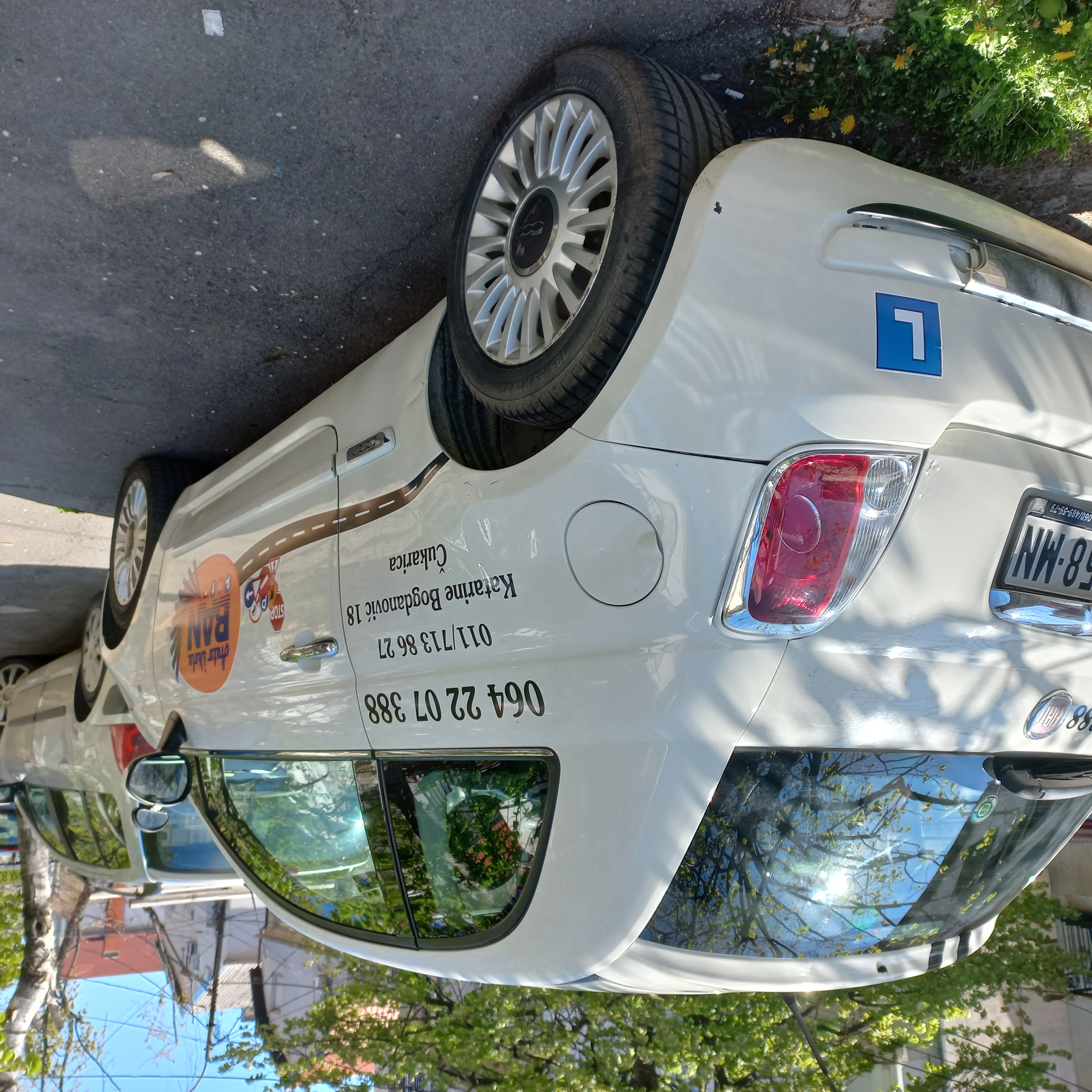 Brendirano dostavno vozilo sa grafikom klijenta